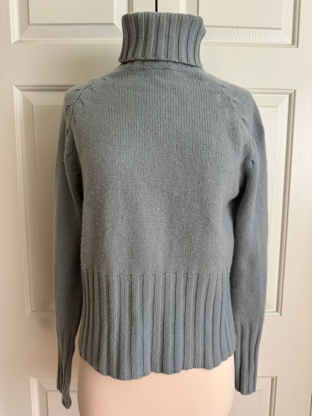 Banana Republic Light Gray Ribbed Turtleneck Cashmere Sweater Size M